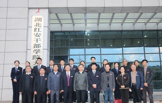 時(shí)玉寶在湖北紅安干部學(xué)院大別山分院調(diào)研