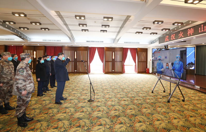 3月10日，中共中央總書記、國(guó)家主席、中央軍委主席習(xí)近平專門赴湖北省武漢市考察新冠肺炎疫情防控工作。這是習(xí)近平在火神山醫(yī)院指揮中心視頻連線感染科病房，與病房?jī)?nèi)患者和醫(yī)務(wù)人員親切交流。新華社記者 鞠鵬 攝