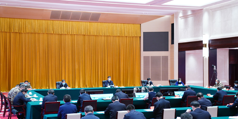 3月10日，中共中央總書記、國(guó)家主席、中央軍委主席習(xí)近平專門赴湖北省武漢市考察新冠肺炎疫情防控工作。這是實(shí)地考察結(jié)束后，習(xí)近平主持召開會(huì)議，聽取中央指導(dǎo)組、湖北省委和省政府關(guān)于疫情防控工作匯報(bào)，并發(fā)表重要講話。新華社記者 謝環(huán)馳 攝