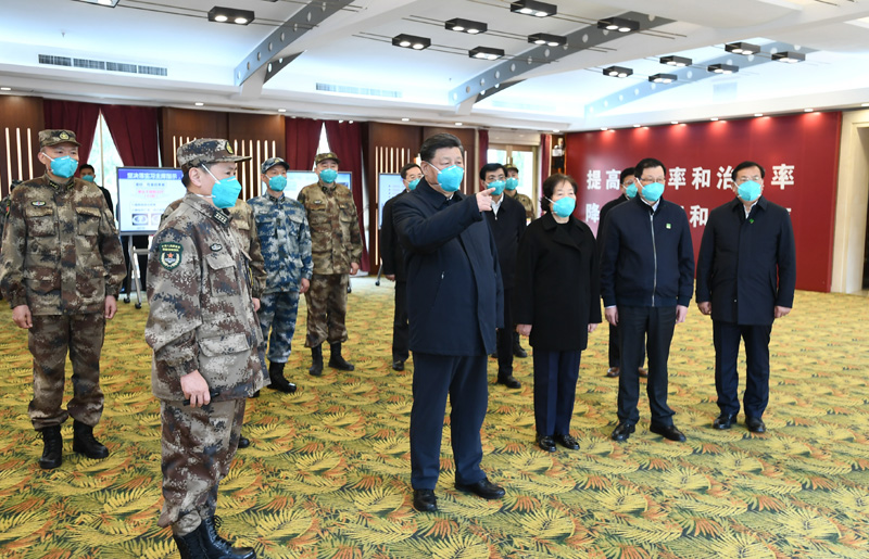 3月10日，中共中央總書記、國(guó)家主席、中央軍委主席習(xí)近平專門赴湖北省武漢市考察新冠肺炎疫情防控工作。這是習(xí)近平在火神山醫(yī)院指揮中心，聽取醫(yī)院建設(shè)運(yùn)行、患者收治、醫(yī)務(wù)人員防護(hù)保障、科研攻關(guān)等情況介紹。新華社記者 謝環(huán)馳 攝