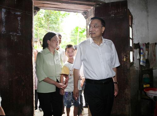 7月13日至14日,中共中央政治局常委、國務院副總理李克強在湖北考察。這是7月14日,李克強來到地處大別山區(qū)的紅安縣陳升廟村看望慰問困難群眾,了解他們的生活情況。新華社記者 劉衛(wèi)兵 攝
