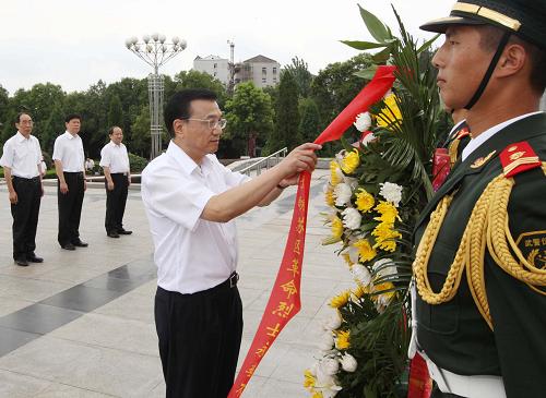這是7月14日,李克強在紅安瞻仰黃麻起義和鄂豫皖蘇區(qū)革命烈士紀念碑,向烈士們敬獻花籃。新華社記者 劉衛(wèi)兵 攝
